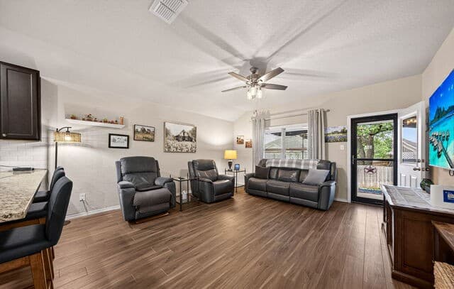 3-bedroom rental at 329 Hinsdale Run in Cibolo, TX — photo 3