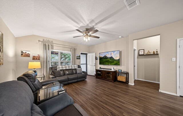 3-bedroom rental at 329 Hinsdale Run in Cibolo, TX — photo 4