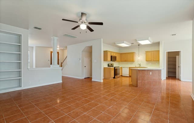 3-bedroom rental at 25119 Royal Land in San Antonio, TX — photo 5