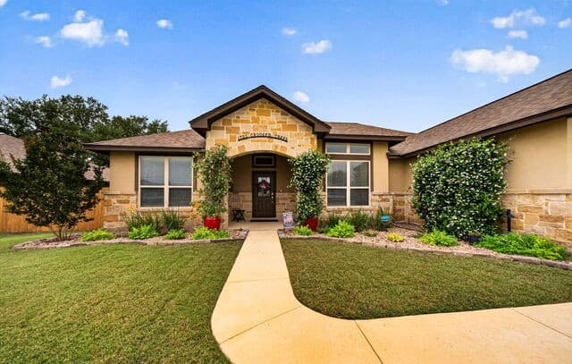 3-bedroom rental at 1705 Crooked Creek Dr in Pleasanton, TX — photo 2