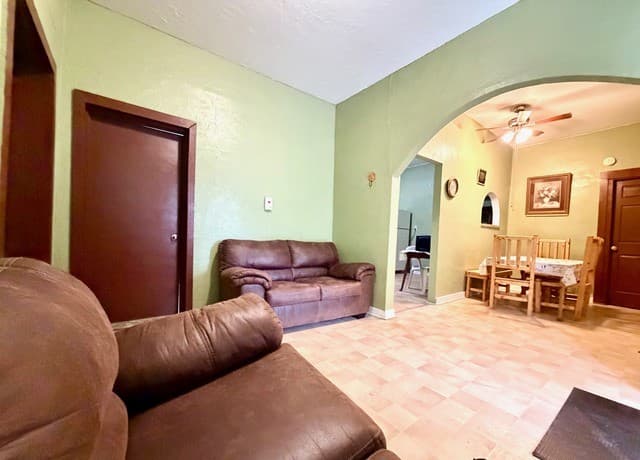 3-bedroom rental at 944 Briscoe Aly in San Antonio, TX — photo 1