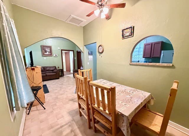 3-bedroom rental at 944 Briscoe Aly in San Antonio, TX — photo 2