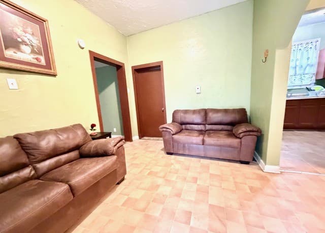 3-bedroom rental at 944 Briscoe Aly in San Antonio, TX — photo 3
