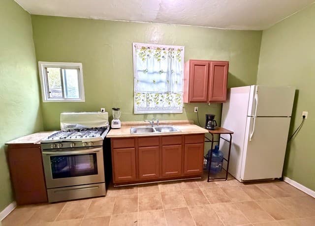 3-bedroom rental at 944 Briscoe Aly in San Antonio, TX — photo 4