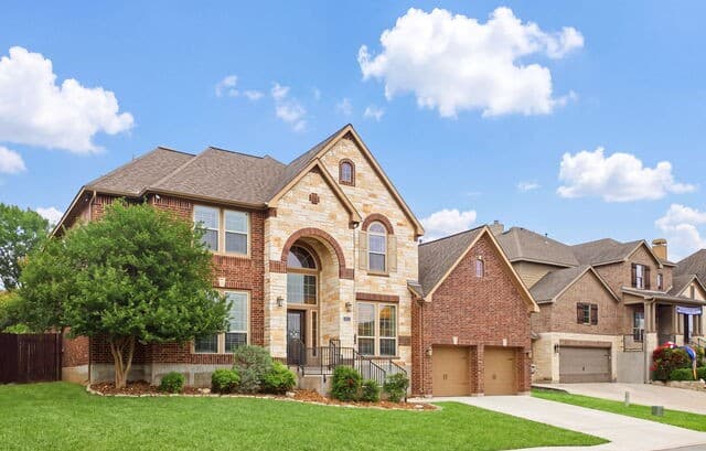 5-bedroom rental at 25518 Green Terrace in San Antonio, TX — photo 2