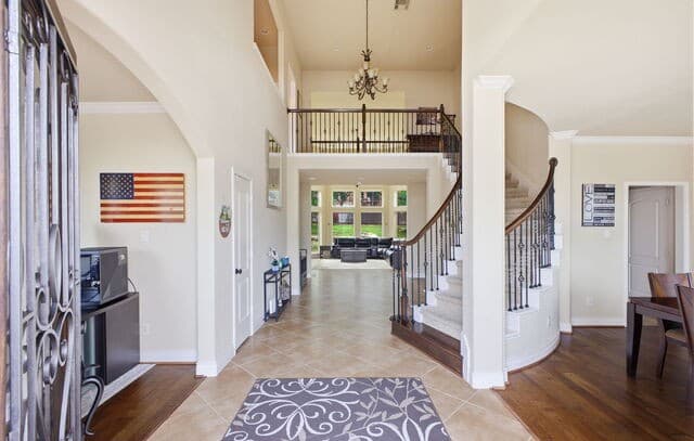 5-bedroom rental at 25518 Green Terrace in San Antonio, TX — photo 4