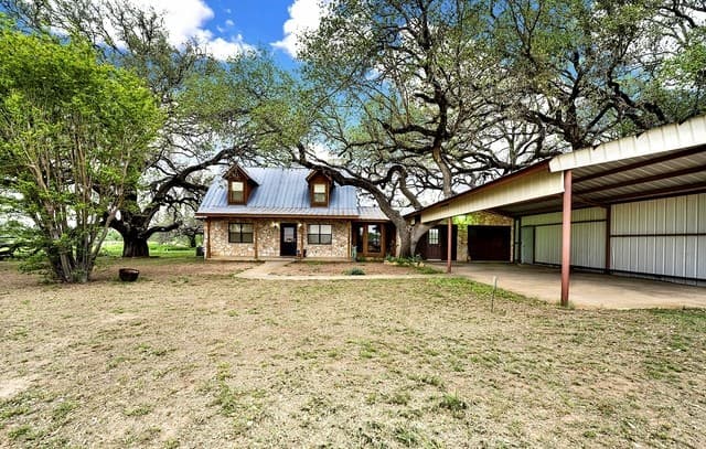 3-bedroom rental at 360 Horton Rd in Poteet, TX — photo 3