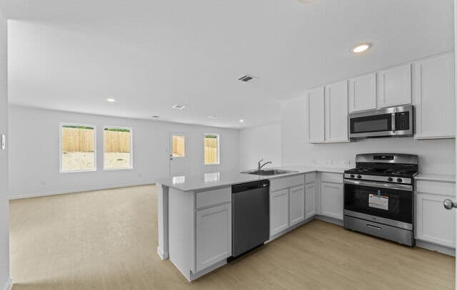 4-bedroom rental at 14923 Warwick Shire in San Antonio, TX — photo 5