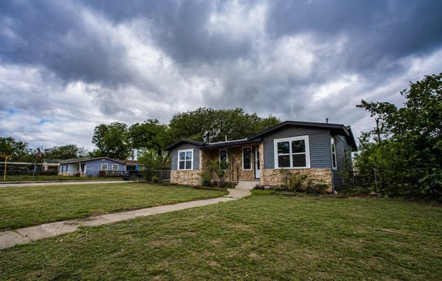 3-bedroom rental at 2423 Aiken St in San Antonio, TX — photo 1