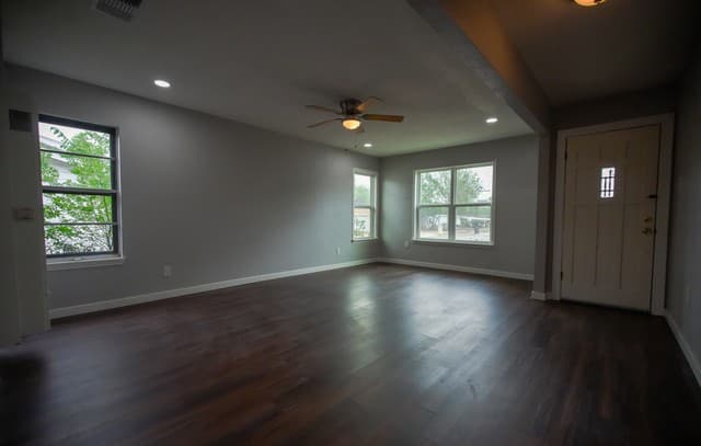 3-bedroom rental at 2423 Aiken St in San Antonio, TX — photo 3