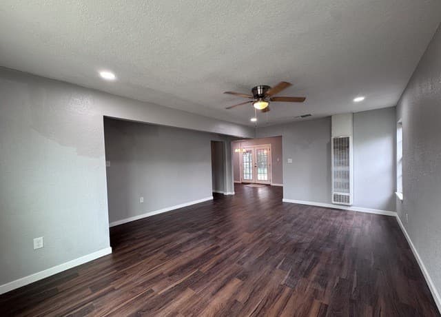 3-bedroom rental at 2423 Aiken St in San Antonio, TX — photo 4