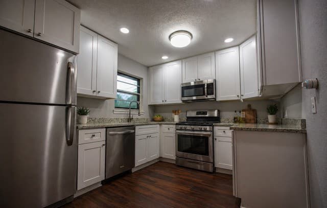 3-bedroom rental at 2423 Aiken St in San Antonio, TX — photo 5