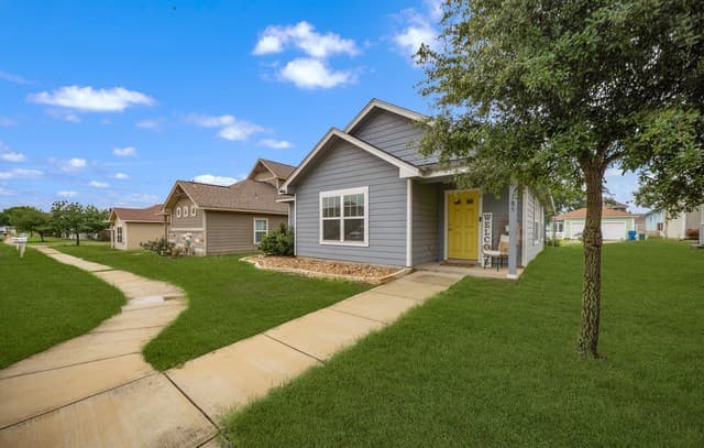 3-bedroom rental at 185 Lark Hill Rd in Floresville, TX — photo 3