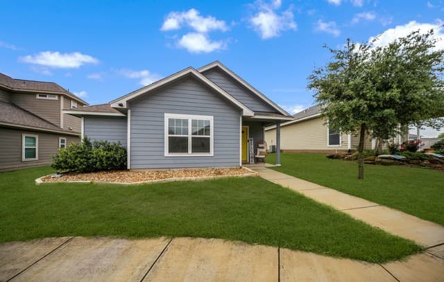 3-bedroom rental at 185 Lark Hill Rd in Floresville, TX — photo 4