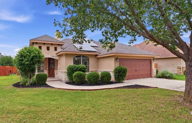 3-bedroom rental at 15708 Dell Ln in Selma, TX — photo 2