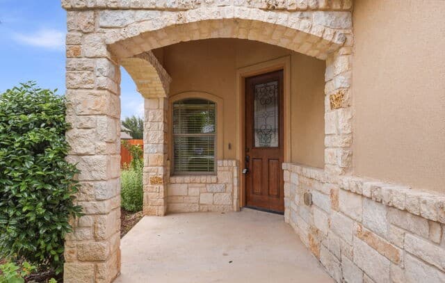 3-bedroom rental at 15708 Dell Ln in Selma, TX — photo 3