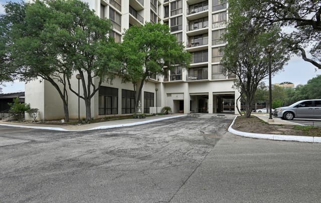 2-bedroom rental at 7701 Wurzbach Rd Unit 1402 in San Antonio, TX — photo 4