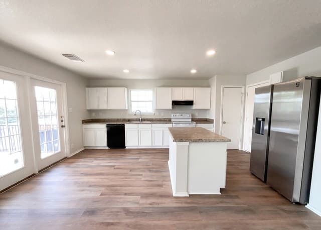 3-bedroom rental at 815 Grants Cyn in San Antonio, TX — photo 2