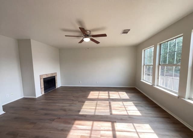 3-bedroom rental at 815 Grants Cyn in San Antonio, TX — photo 3