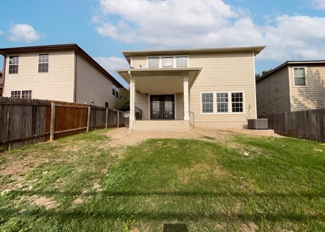 3-bedroom rental at 815 Grants Cyn in San Antonio, TX — photo 5