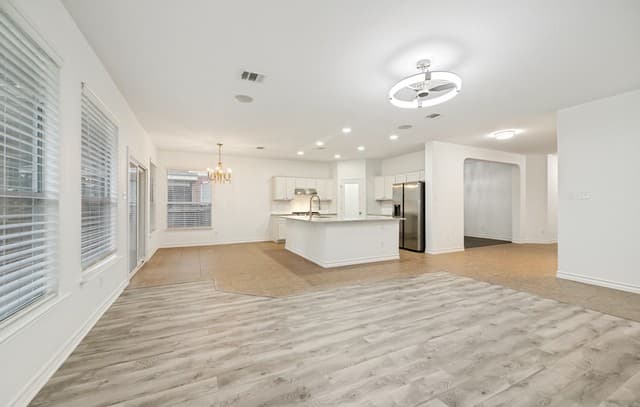 4-bedroom rental at 24310 Woodrose Park in San Antonio, TX — photo 5