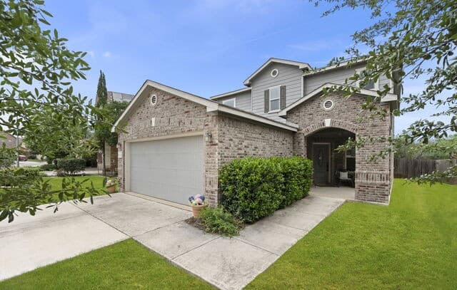3-bedroom rental at 7650 Heavenly Arbor in San Antonio, TX — photo 2
