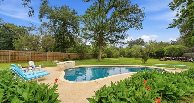 4-bedroom rental at 10703 Bar X Trl in Helotes, TX — photo 2