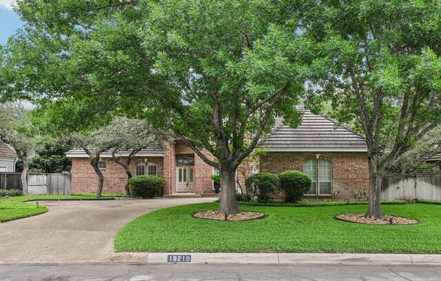 3-bedroom rental at 19210 Heather Frst in San Antonio, TX — photo 1