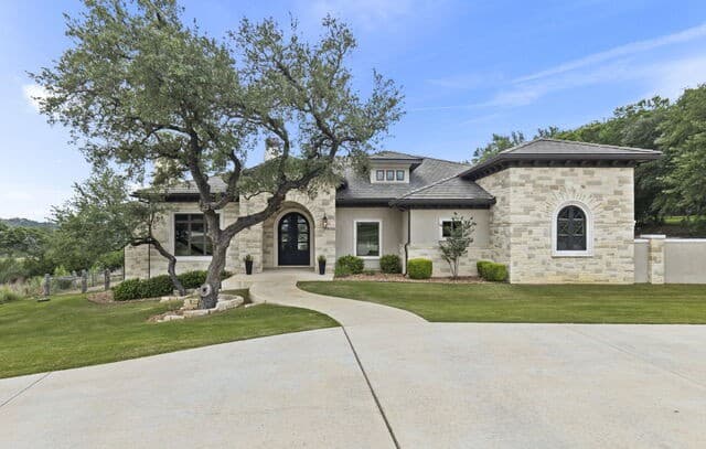 5-bedroom rental at 108 Peach Spgs in Boerne, TX — photo 2
