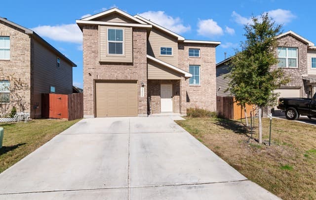 4-bedroom rental at 13511 Waxman Spark in San Antonio, TX — photo 1