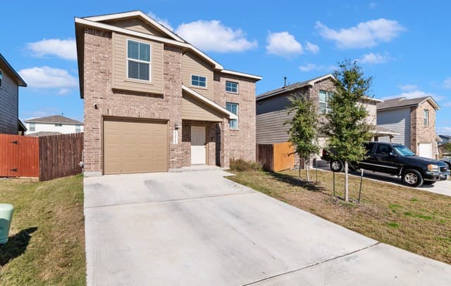 4-bedroom rental at 13511 Waxman Spark in San Antonio, TX — photo 2