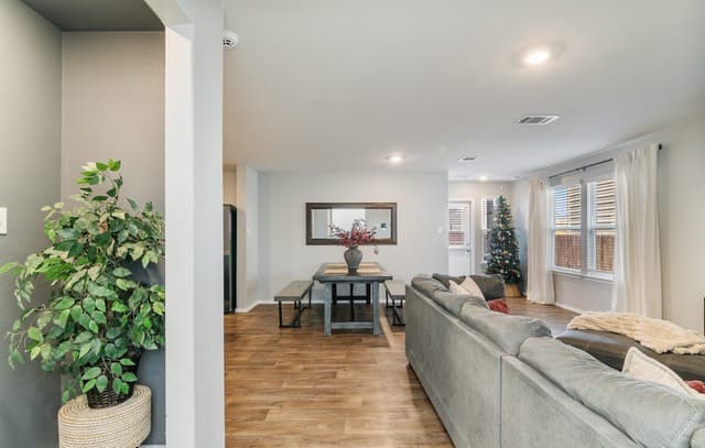 4-bedroom rental at 13511 Waxman Spark in San Antonio, TX — photo 3