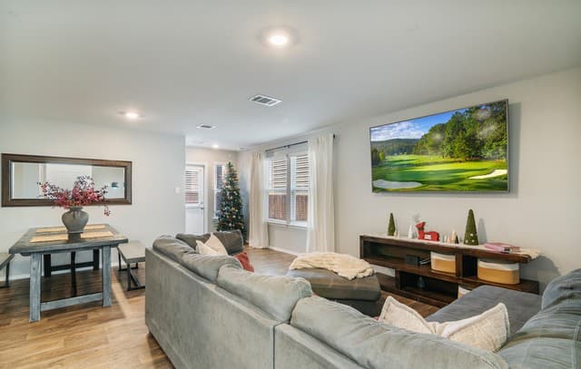 4-bedroom rental at 13511 Waxman Spark in San Antonio, TX — photo 5