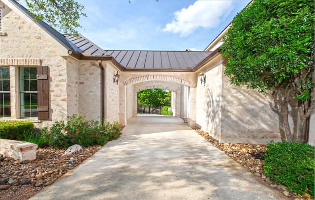 5-bedroom rental at 144 Riverwood in Boerne, TX — photo 2