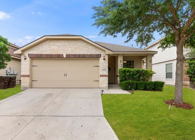 3-bedroom rental at 11935 Cheney Glen in San Antonio, TX — photo 2