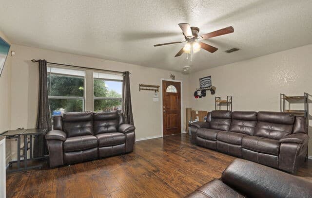 3-bedroom rental at 4419 Southton Way in San Antonio, TX — photo 3