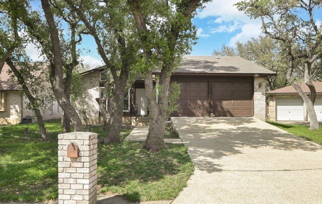 3-bedroom rental at 1911 Hillingway St in San Antonio, TX — photo 1