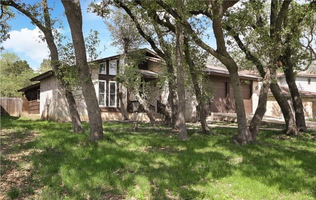 3-bedroom rental at 1911 Hillingway St in San Antonio, TX — photo 2