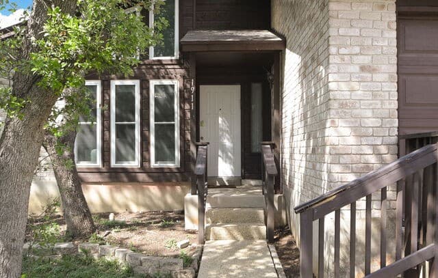 3-bedroom rental at 1911 Hillingway St in San Antonio, TX — photo 3