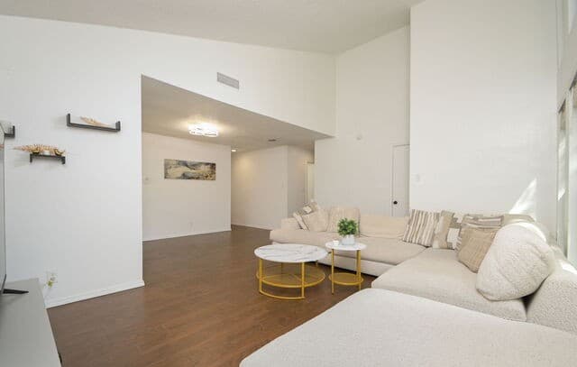 3-bedroom rental at 1911 Hillingway St in San Antonio, TX — photo 5