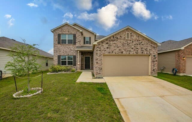 4-bedroom rental at 7045 Vista Loop in Live Oak, TX — photo 1
