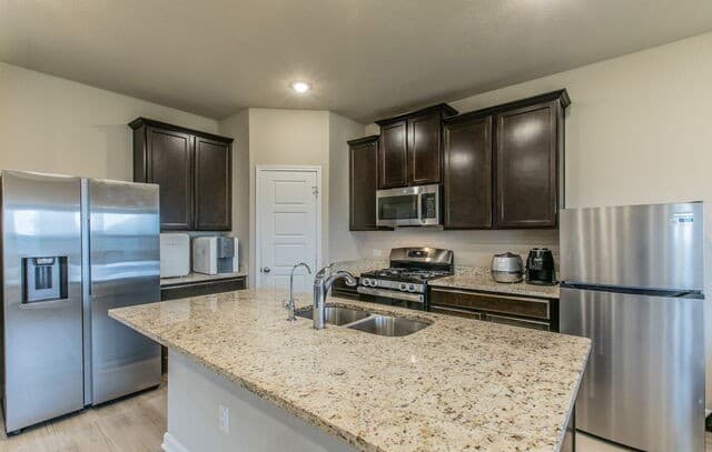 4-bedroom rental at 7045 Vista Loop in Live Oak, TX — photo 3