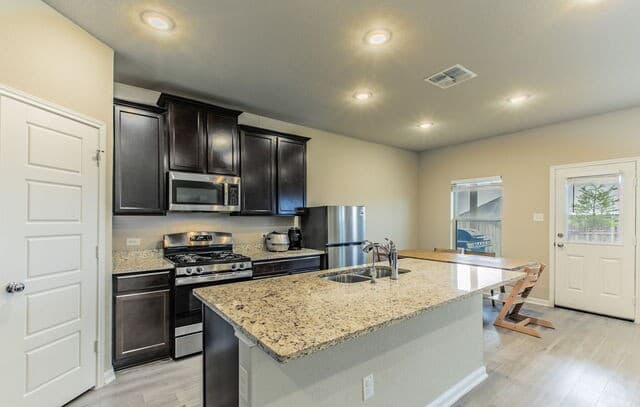 4-bedroom rental at 7045 Vista Loop in Live Oak, TX — photo 4