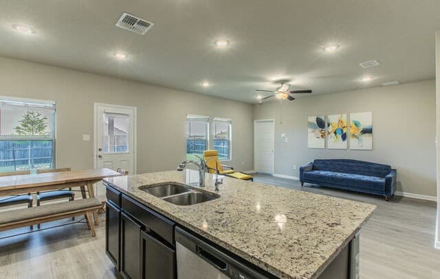 4-bedroom rental at 7045 Vista Loop in Live Oak, TX — photo 5