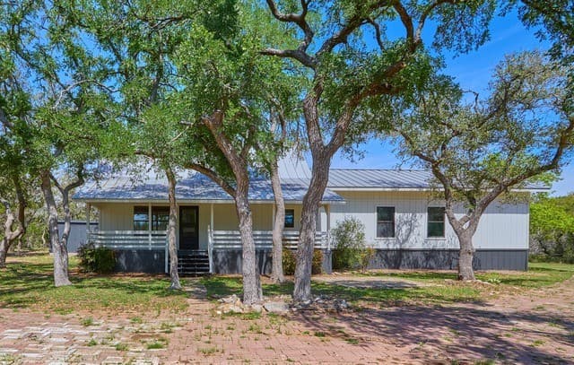 2-bedroom rental at 680 Aspen Rdg in Blanco, TX — photo 2