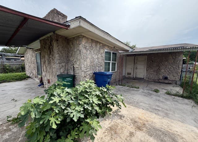 3-bedroom rental at 7802 Northway Dr in San Antonio, TX — photo 2