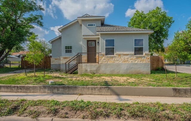 3-bedroom rental at 717 Fair in San Antonio, TX — photo 2
