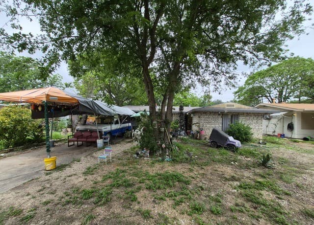 3-bedroom rental at 807 Weizmann St in San Antonio, TX — photo 2