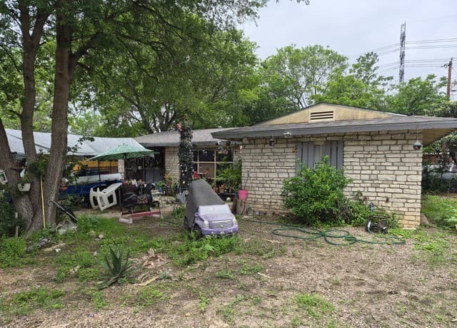3-bedroom rental at 807 Weizmann St in San Antonio, TX — photo 4