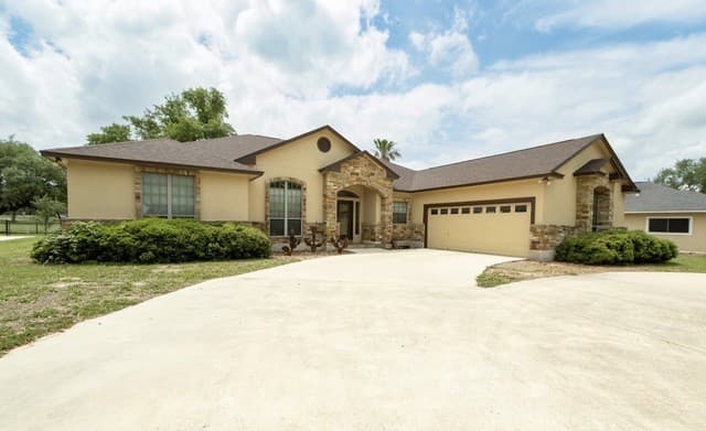 4-bedroom home for sale at 518 Jack Nickolaus in Devine TX